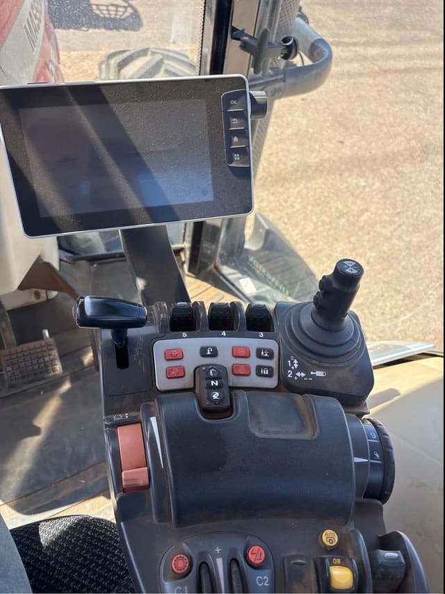 Image of Massey Ferguson 8737S equipment image 3