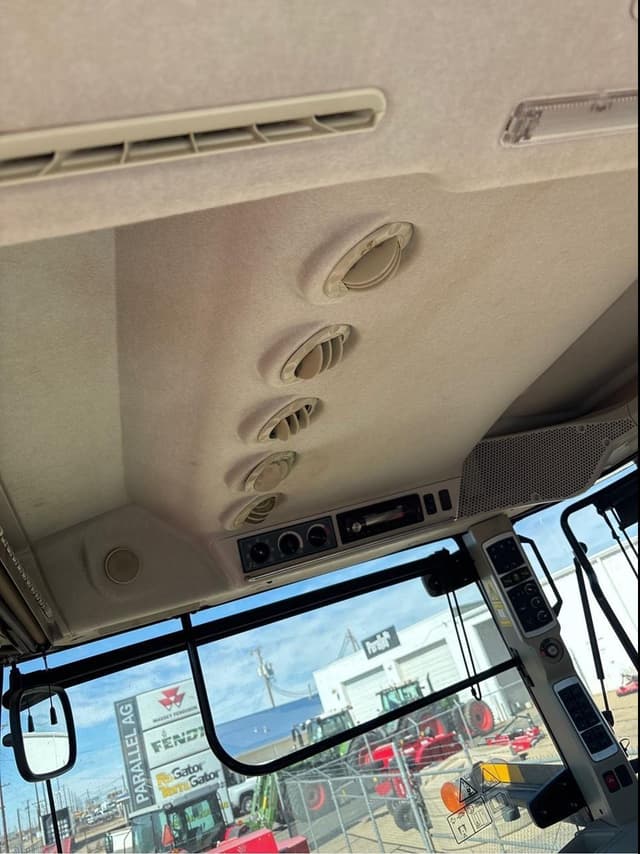 Image of Massey Ferguson 8737S equipment image 4