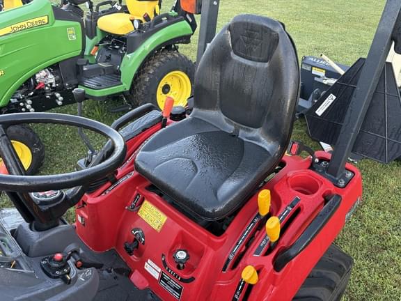 Image of Massey Ferguson GC1723E equipment image 4