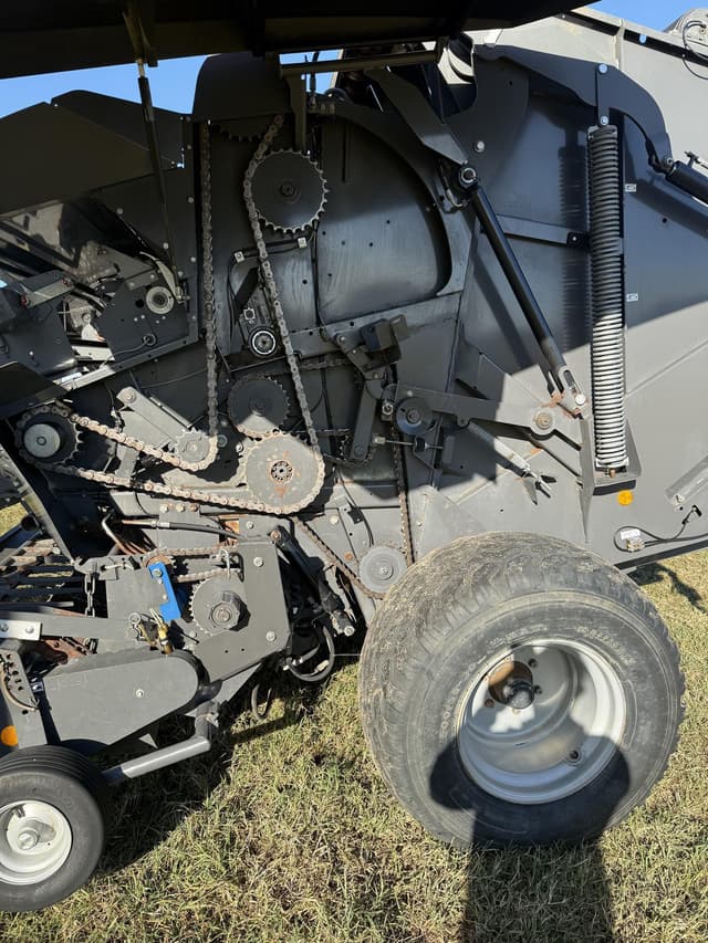 Image of Massey Ferguson RB4180V equipment image 4