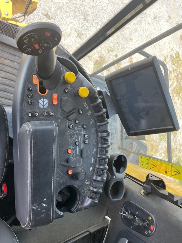 Image of New Holland CR7.90 equipment image 3