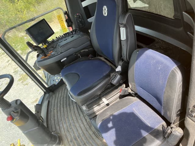 Image of New Holland CR7.90 equipment image 4