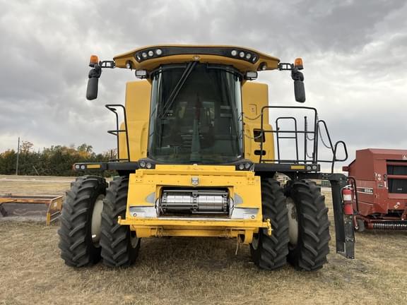 Image of New Holland CR7.90 equipment image 2