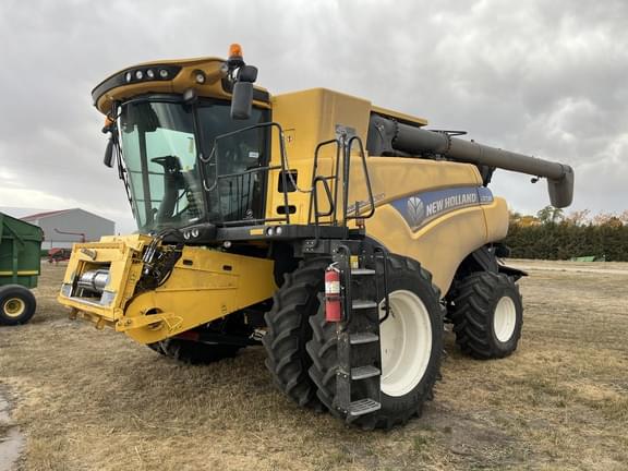 Image of New Holland CR7.90 equipment image 1