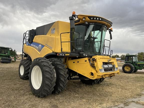 Image of New Holland CR7.90 equipment image 2