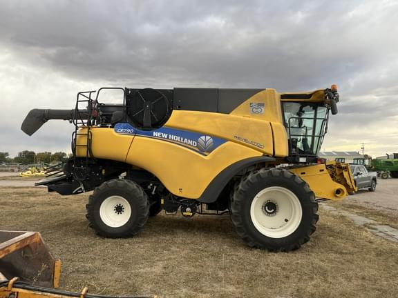 Image of New Holland CR7.90 equipment image 4