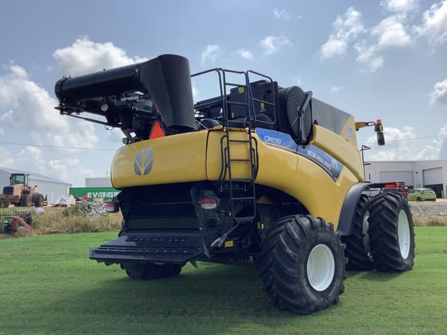 Image of New Holland CR8.90 equipment image 2