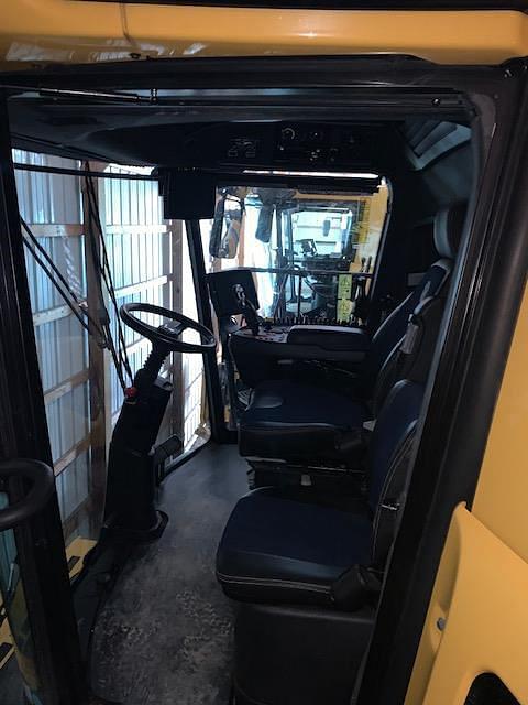 Image of New Holland CR8.90 equipment image 4