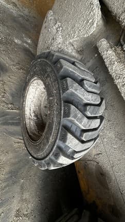 Image of New Holland L220 equipment image 4