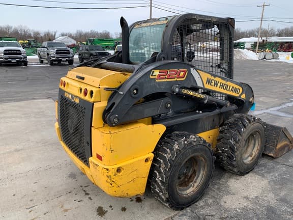 Image of New Holland L220 equipment image 4