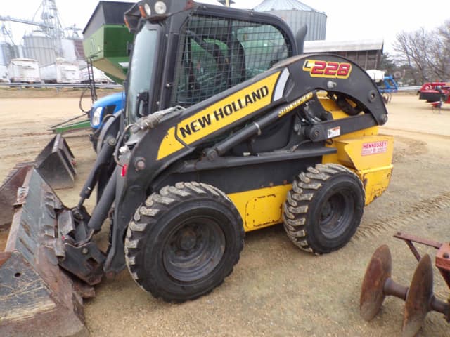 Image of New Holland L228 equipment image 4