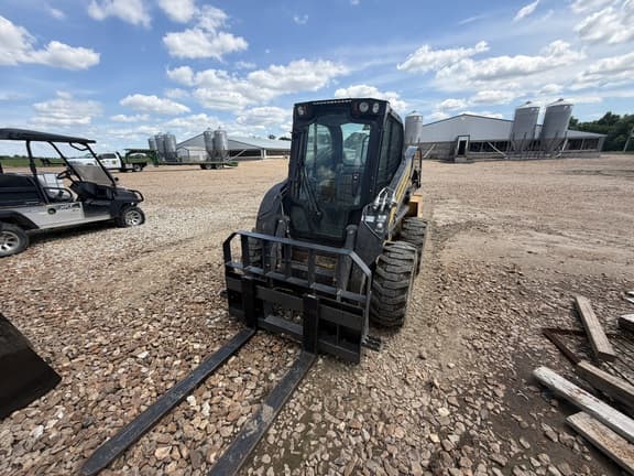 Image of New Holland L228 equipment image 4