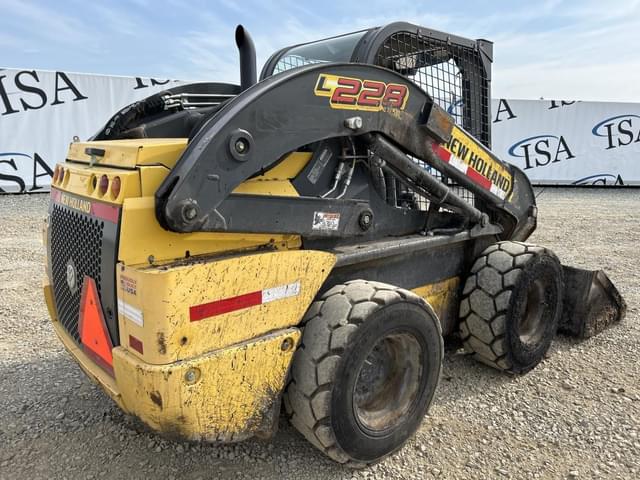 Image of New Holland L228 equipment image 4