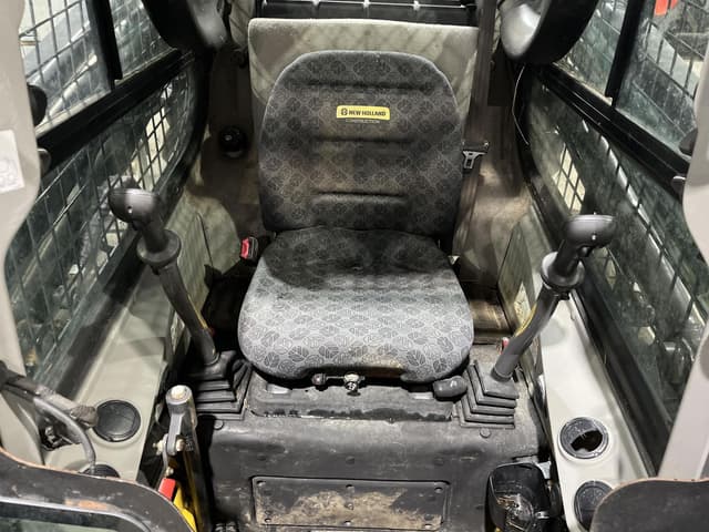 Image of New Holland L318 equipment image 4