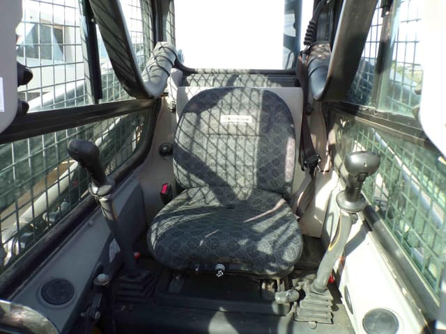 Image of New Holland L320 equipment image 3