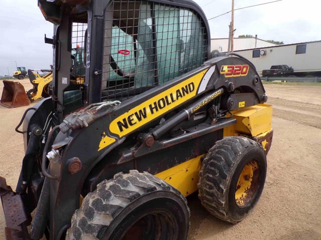 Image of New Holland L320 equipment image 3