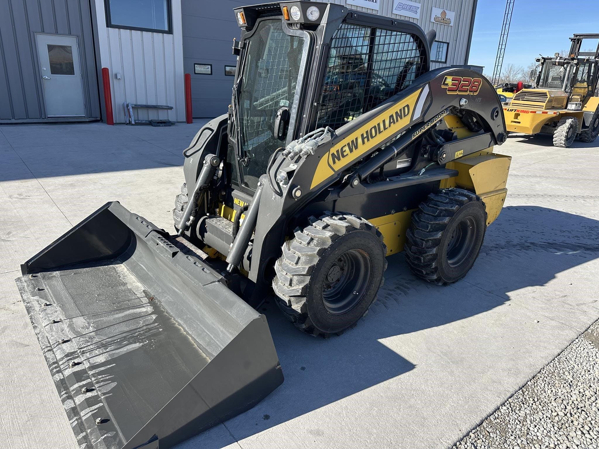 2020 New Holland L328 Equipment Image0