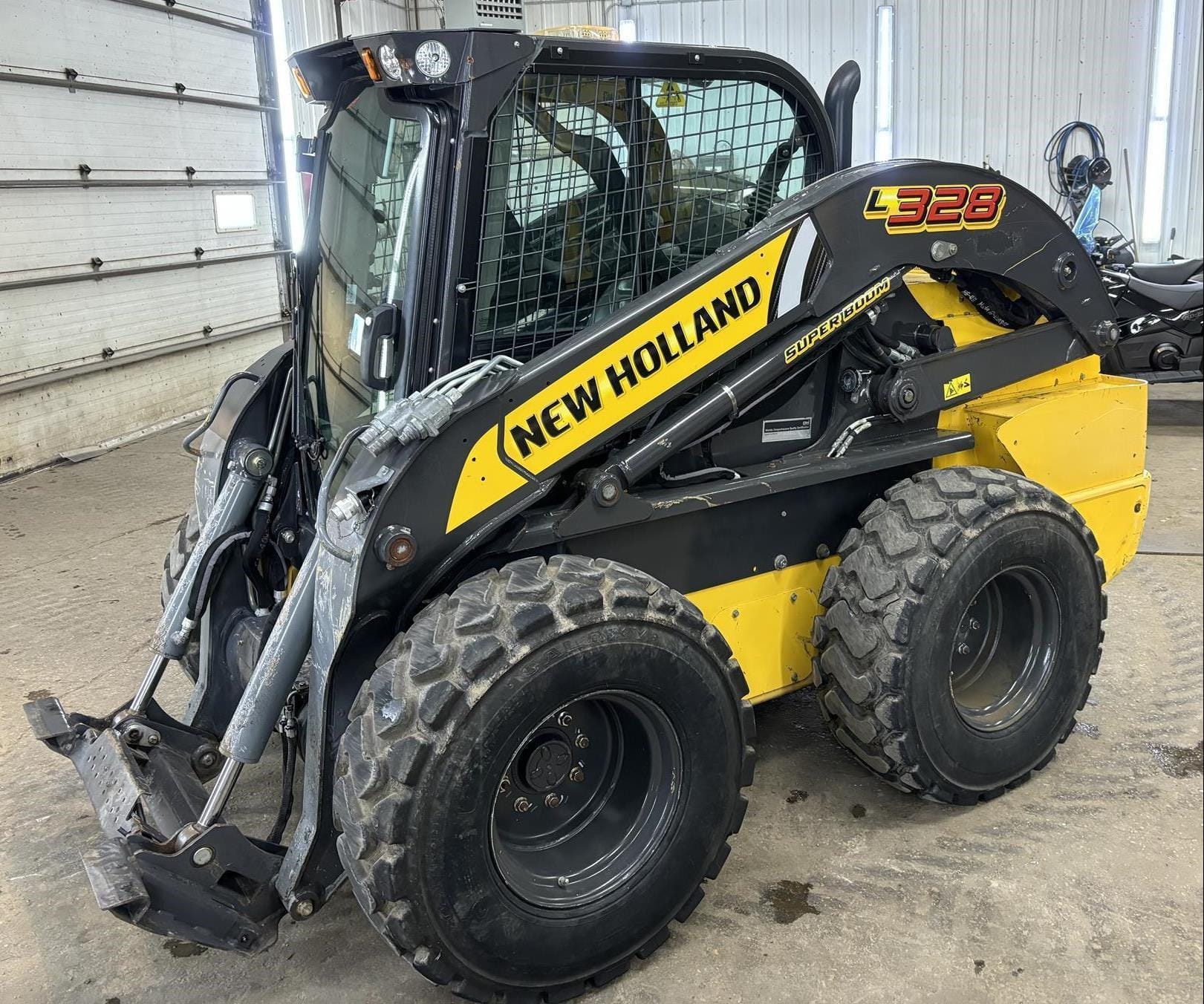 2020 New Holland L328 Equipment Image0