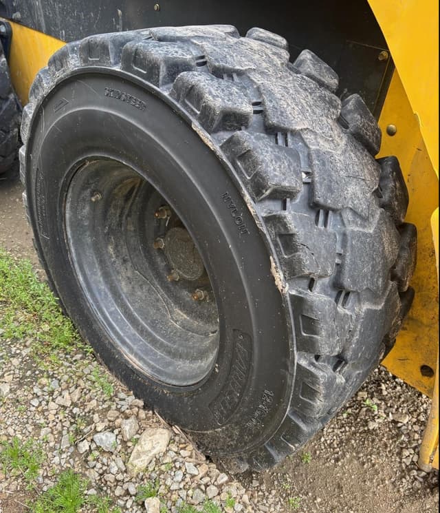 Image of New Holland L334 equipment image 2