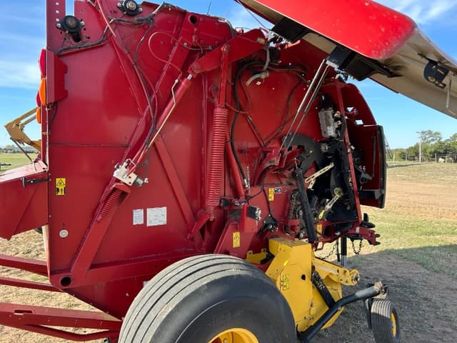 Image of New Holland RB560 Specialty Crop Plus equipment image 2