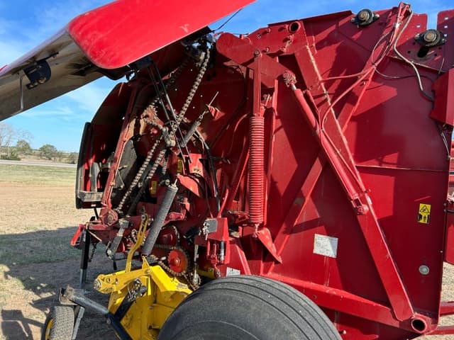 Image of New Holland RB560 Specialty Crop Plus equipment image 3