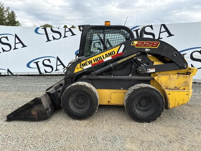 Image of New Holland L228 equipment image 1