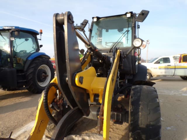 Image of New Holland W80C equipment image 2