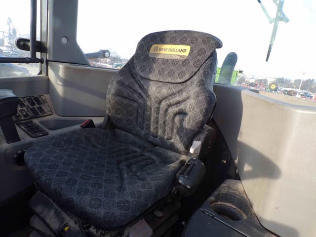 Image of New Holland W80C equipment image 4