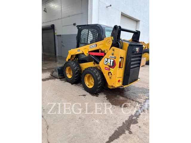 Image of Caterpillar 242D3 equipment image 3