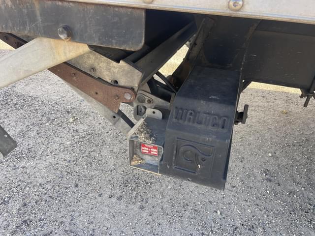 Image of Peterbilt 337 equipment image 4