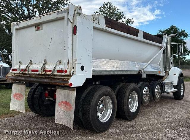 Image of Peterbilt 348 equipment image 4