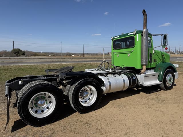 Image of Peterbilt 367 equipment image 4