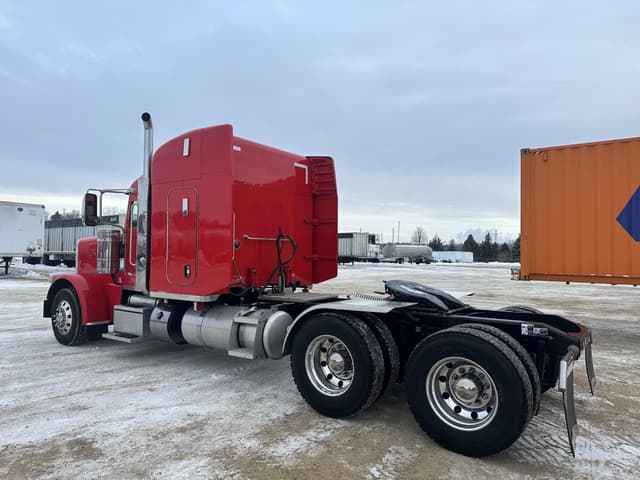 Image of Peterbilt 389 equipment image 4