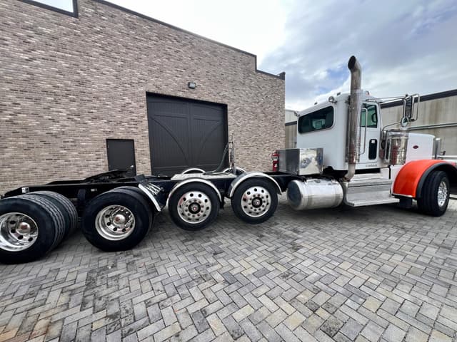 Image of Peterbilt 389 equipment image 4