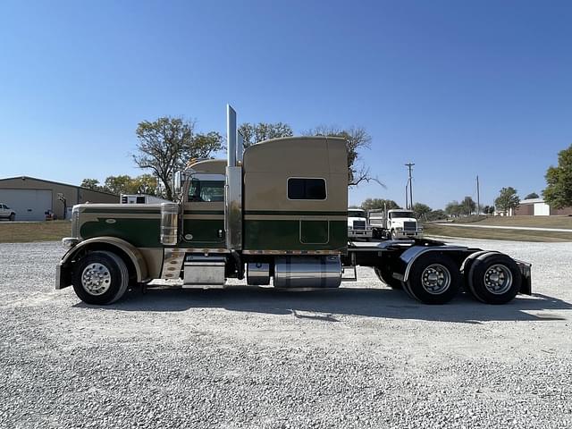 Image of Peterbilt 389 equipment image 1