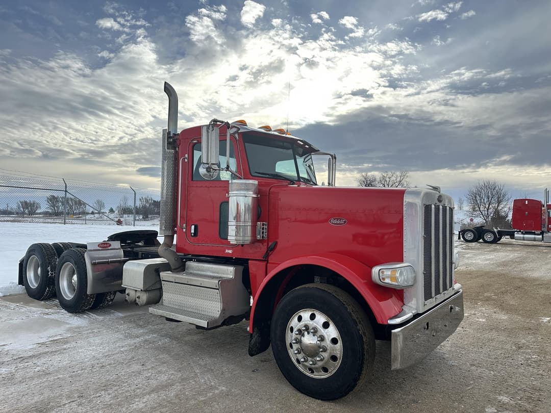 Image of Peterbilt 389 Primary image