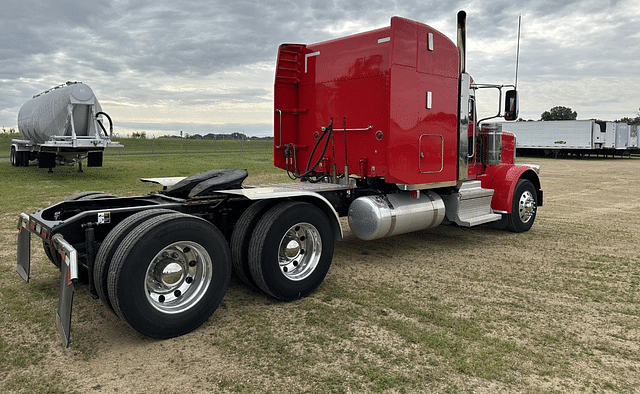 Image of Peterbilt 389 equipment image 4