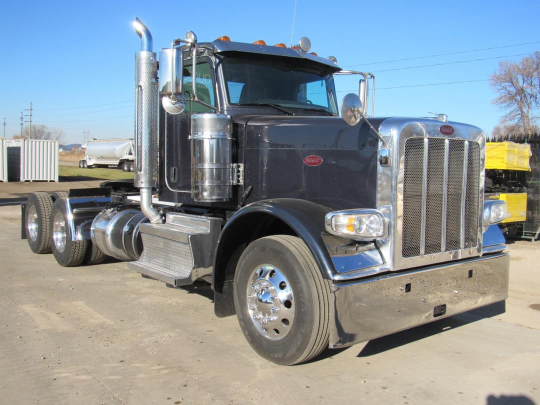 Image of Peterbilt 389 Primary image