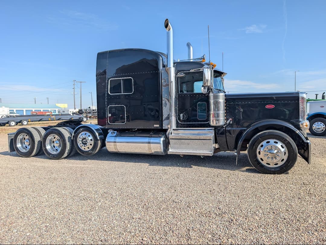 Image of Peterbilt 389 Primary image