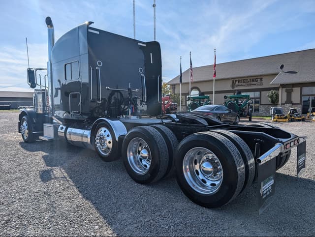 Image of Peterbilt 389 equipment image 4
