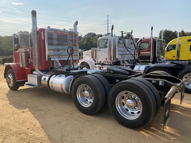 Image of Peterbilt 389 equipment image 1