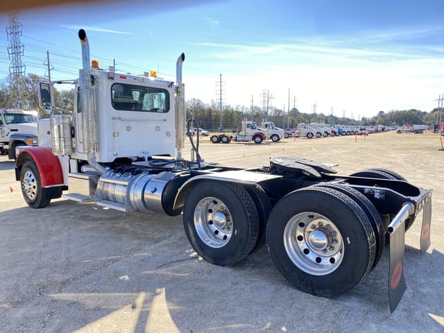 Image of Peterbilt 389 equipment image 1