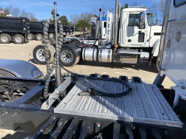 Image of Peterbilt 389 equipment image 4