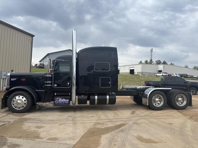Image of Peterbilt 389 equipment image 1