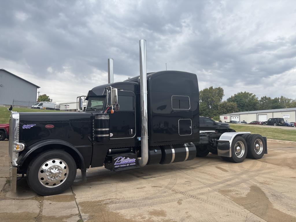 Image of Peterbilt 389 Primary image