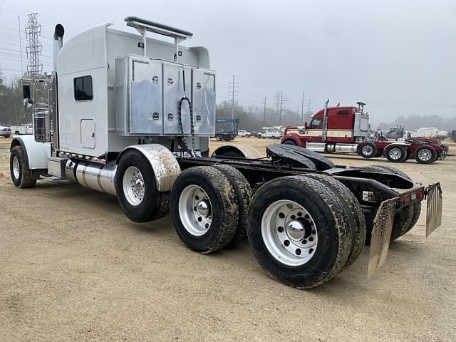 Image of Peterbilt 389 equipment image 1