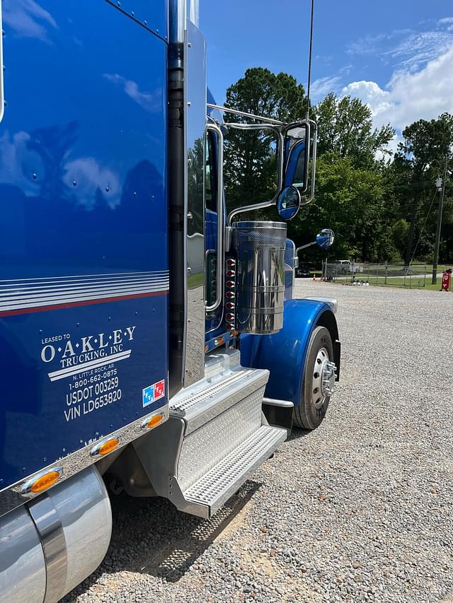 Image of Peterbilt 389 equipment image 4