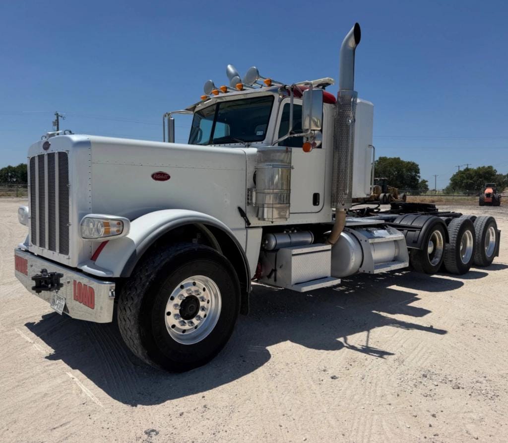 2020 Peterbilt 389 Equipment Image0