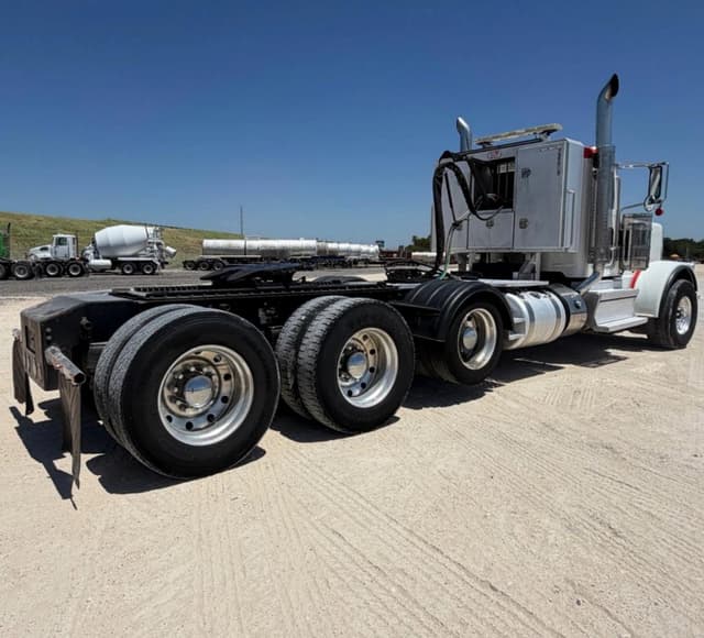 Image of Peterbilt 389 equipment image 4