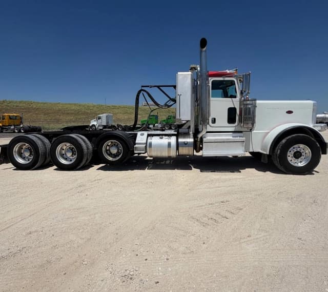 Image of Peterbilt 389 equipment image 3